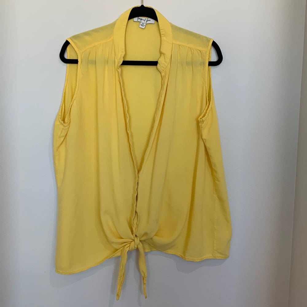 Sleeveless blouse with tie bottom, light and breezy